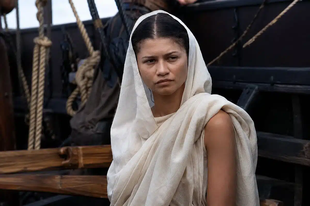 Zendaya vive Atena — ou será a jovem sacerdotisa que assombra Odisseu? — em A Odisseia