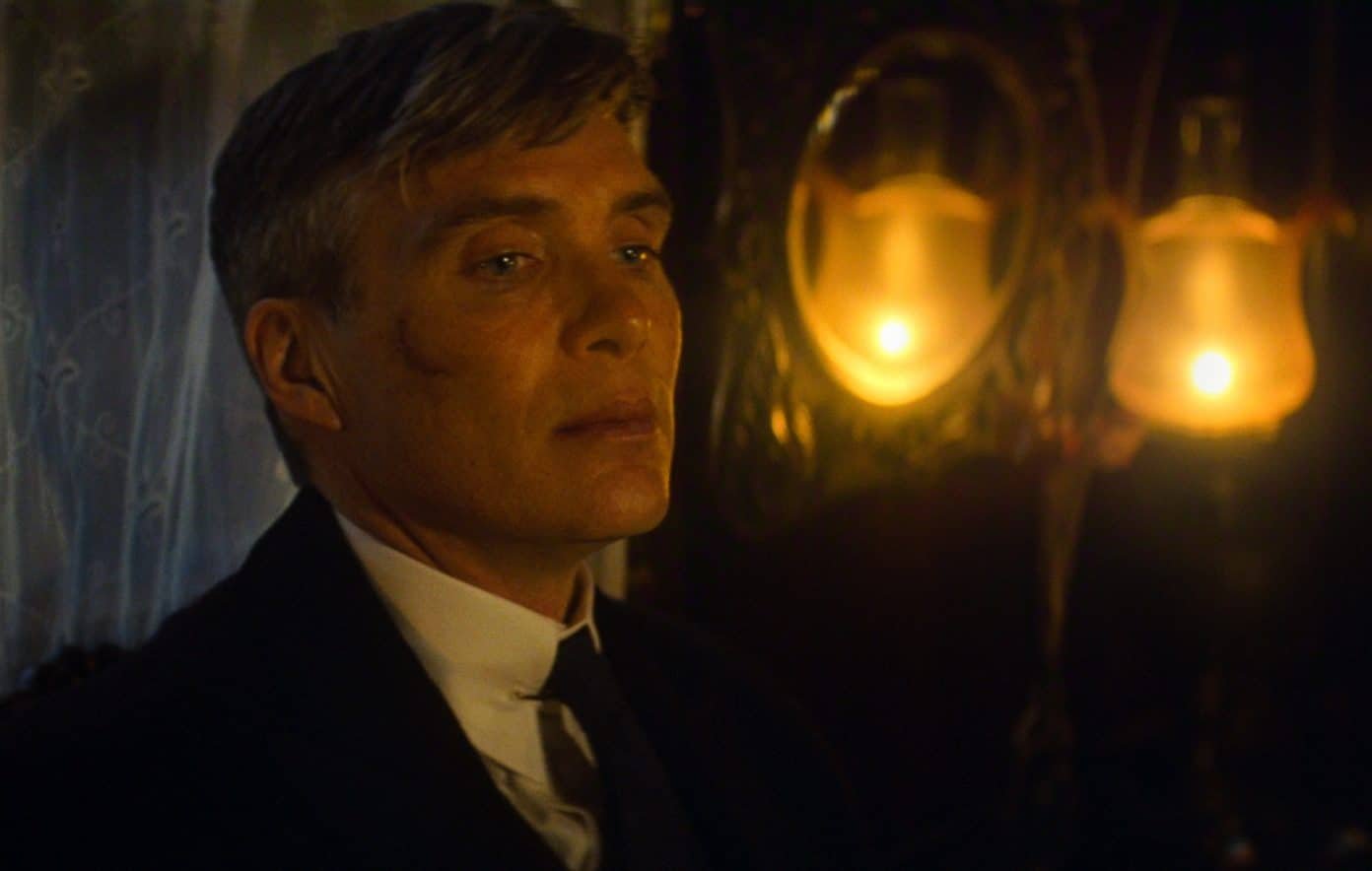 final de Peaky Blinders: O Homem Imortal - Cillian Murphy interpreta um Tommy Shelby isolado e consumido pela culpa no início de O Homem Imortal